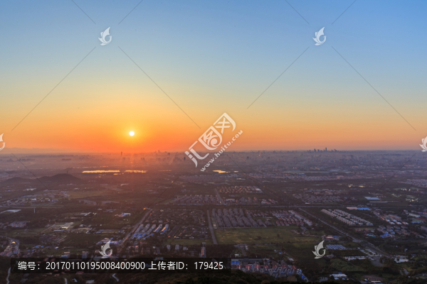 西山遠(yuǎn)眺北京城西城區(qū)日出