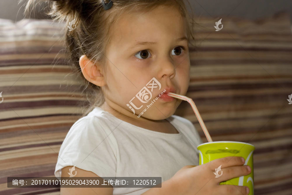 女孩和一杯飲料