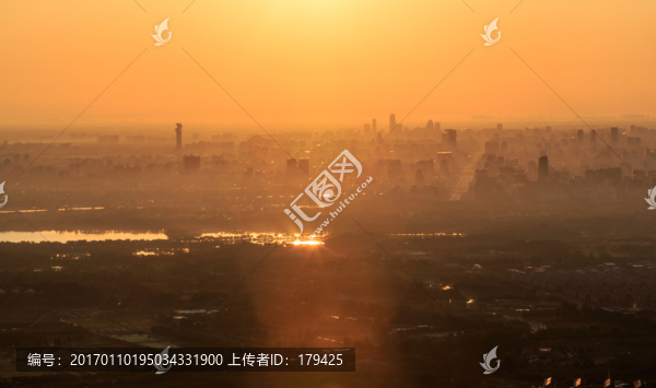 西山遠(yuǎn)眺北京城西城區(qū)日出