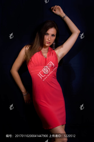 穿紅衣服的女士