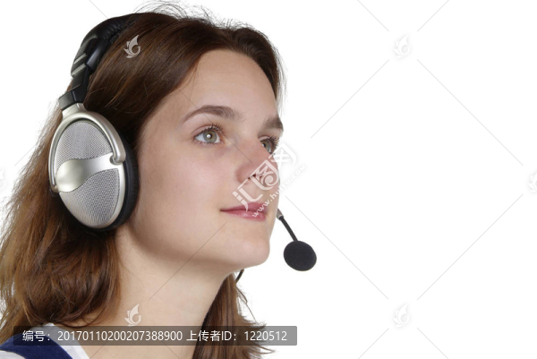 具有頭組的年輕女子