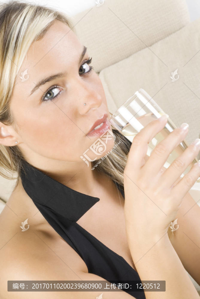 金發(fā)和酒