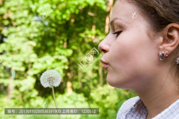 吹蒲公英的女人