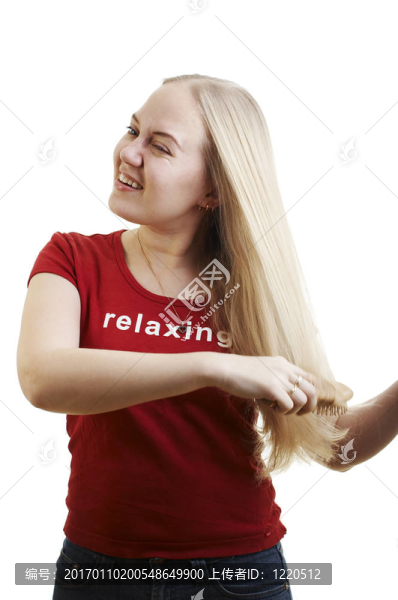 女孩梳著她的頭發(fā)