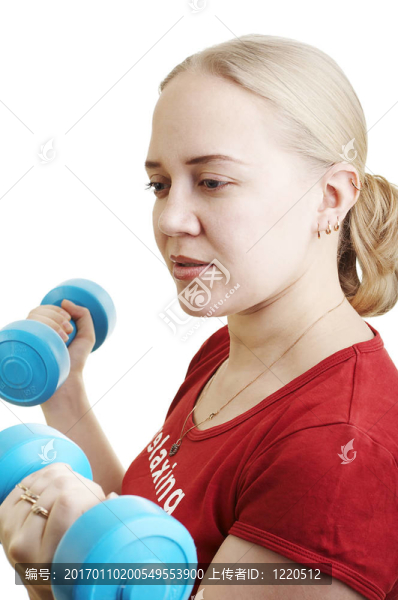 健身房里的年輕女人
