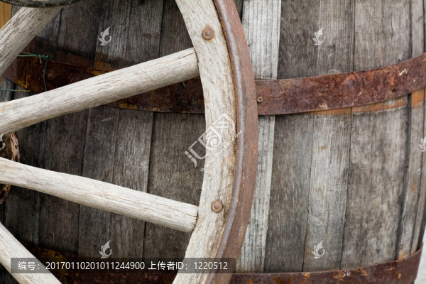 老式桶和車輪