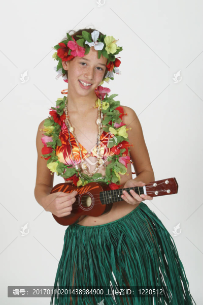 青春期前的女孩身著Hula,Girl