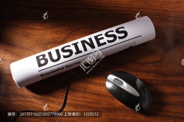 鼠標(biāo)和桌面上的商業(yè)文件