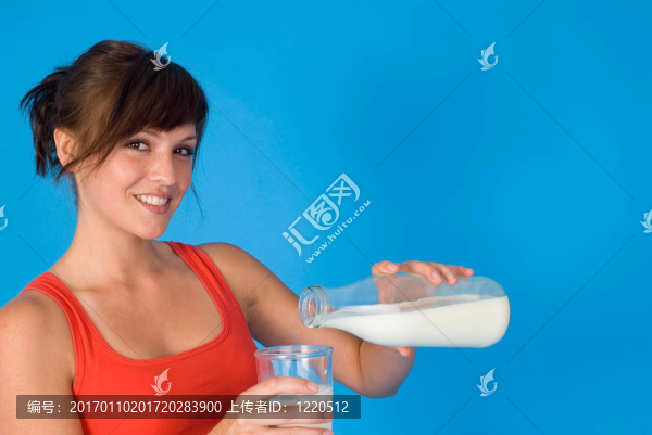 一瓶牛奶的女人