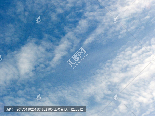 云的天空；