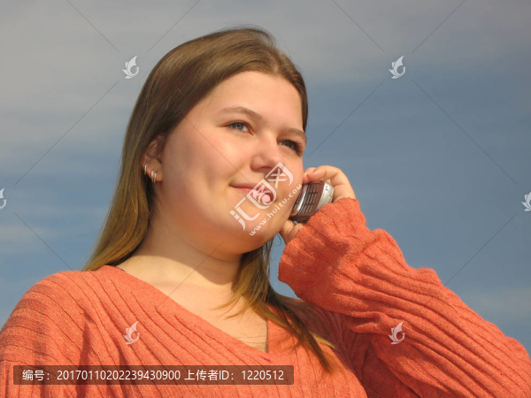 帶手機(jī)的女孩