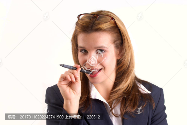 女人拿著一支鋼筆