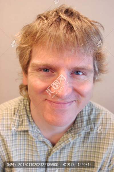 金發(fā)男人微笑