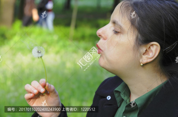 吹蒲公英的女人