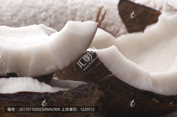 打開椰子和白毛巾