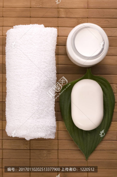 牛奶浴。白色的SPA