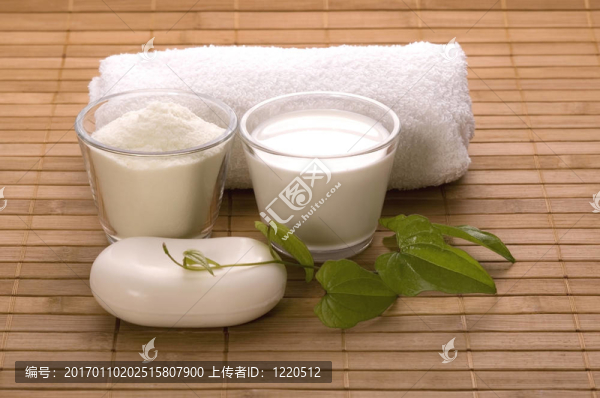 牛奶浴。白色的SPA