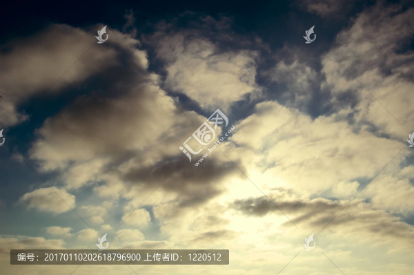 天空。