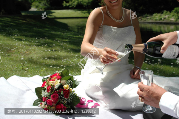 婚禮的夫婦有champangne