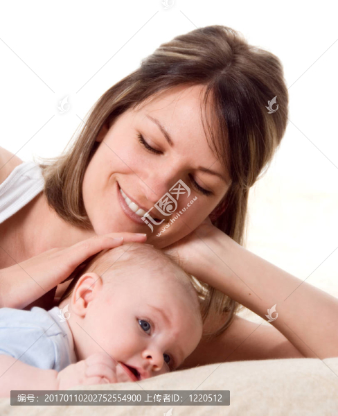 撫摸著她的兒子