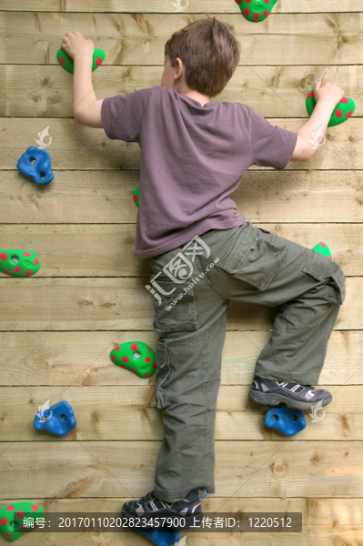 爬上爬墻的男孩