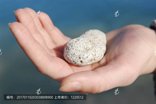 用石頭手