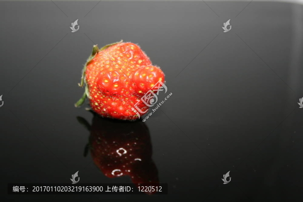 草莓的臉