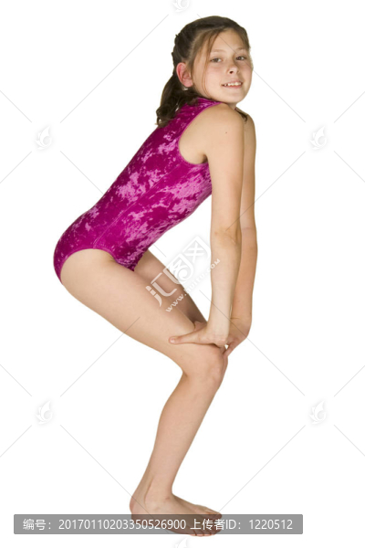 10歲的女孩在體操姿勢(shì)