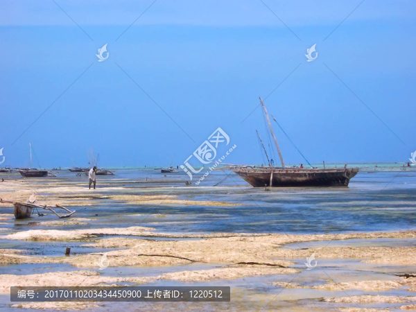 熱帶海灘上的非洲船和漁夫；桑給巴爾；坦桑尼亞