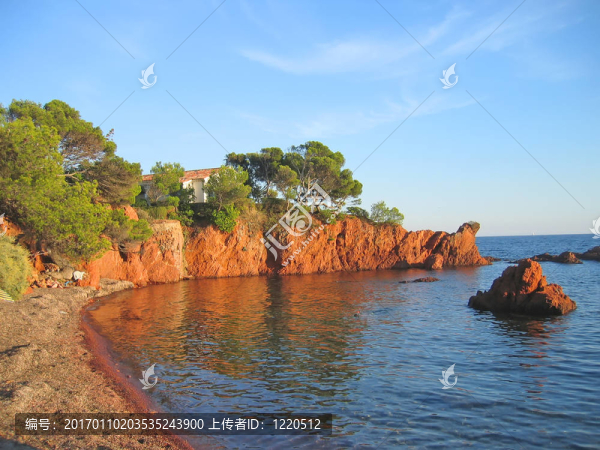 與小房子，英語(yǔ)在Antheor海灘；藍(lán)色海岸；法國(guó)南部；全景