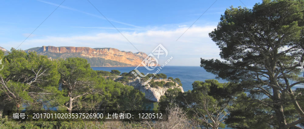 法國(guó)卡蘭奎斯與背景的暴民的帽子；卡西斯；馬賽；法國(guó)南部；全景