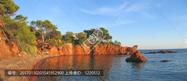 英語在Antheor沙灘海岸；阿祖爾；法國南部；全景
