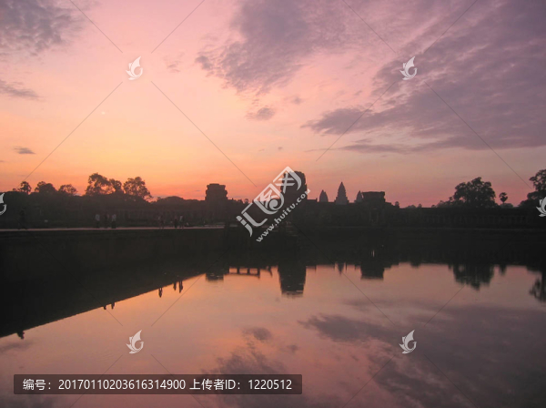粉紅色的天空在帝國(guó)舊高棉市朝陽(yáng)；吳哥古跡吳哥寺廟；cambodgia；
