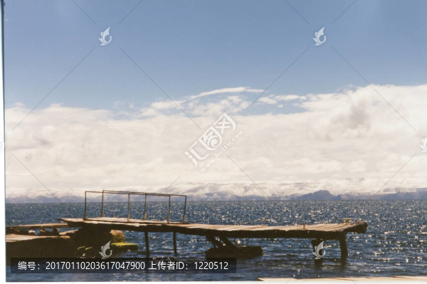 在世界最高的湖浮橋；的的喀喀湖；秘魯