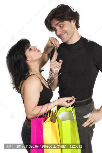 帶購物袋的夫婦