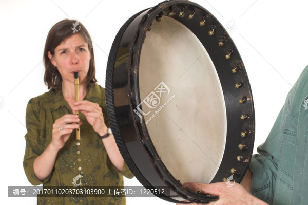 中世紀的女人演奏長笛