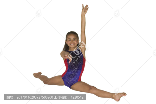 8歲的女孩在體操姿勢