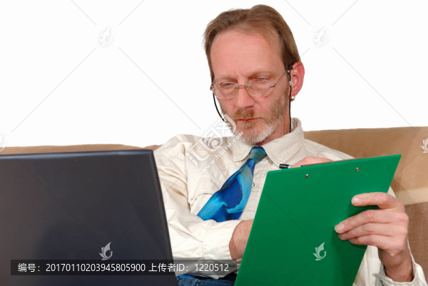 在家工作的商人在家里