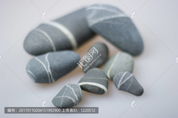 灰色的海灘上的鵝卵石