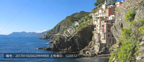 里奧馬哲雷懸崖在藍(lán)色的大海；五漁村；Italia；全景