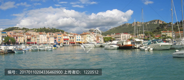 該村小港口，許多海洋船；卡西斯；馬賽；法國南部；全景