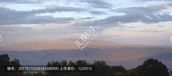 在背景與紅色山脈非洲大草原的日落；Ngorongoro公園；坦桑尼亞；全景