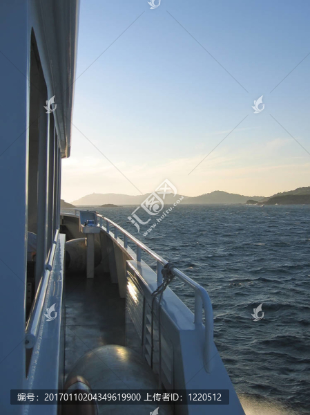 港口克羅斯島從大海上的船；Porquerolles島；藍(lán)色海岸；法國南部