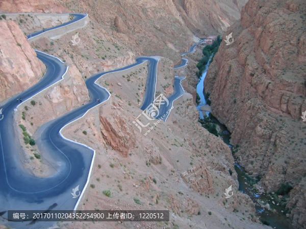 扭曲的路去了，在山的峽谷；三峽DADES谷；摩洛哥