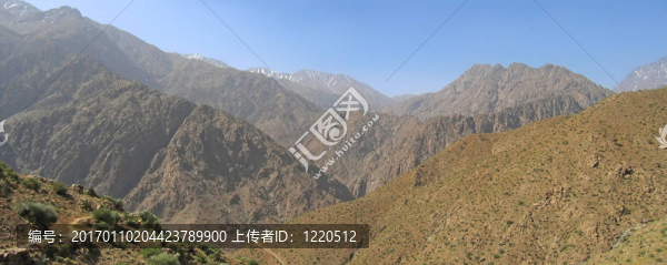 很高的山上有雪的山峰不遠(yuǎn)處的撒哈拉沙漠；Setti,Fadma,Atlas；寧烏里凱山谷；摩洛哥；全