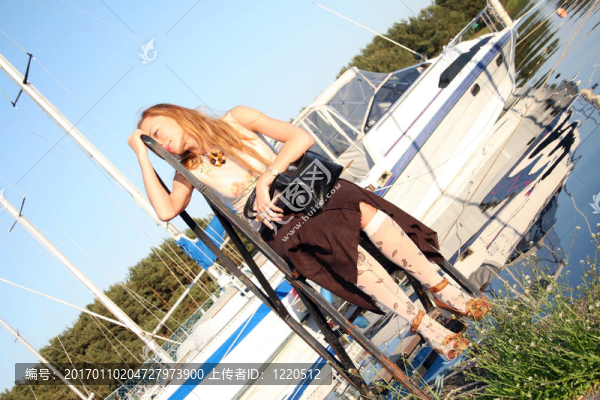 游艇里的疲憊的女人—-匯圖網(wǎng) www.fosd68.com 游艇里的疲憊的女人—