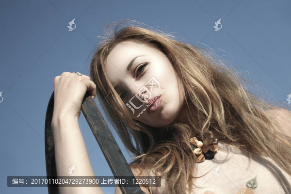 年輕漂亮的女人接吻