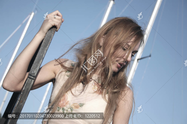 游艇上的漂亮女人