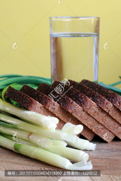 面包；洋蔥和水