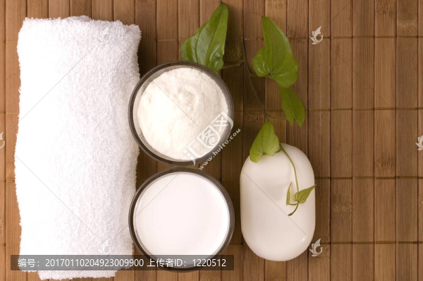 牛奶浴。白色的SPA